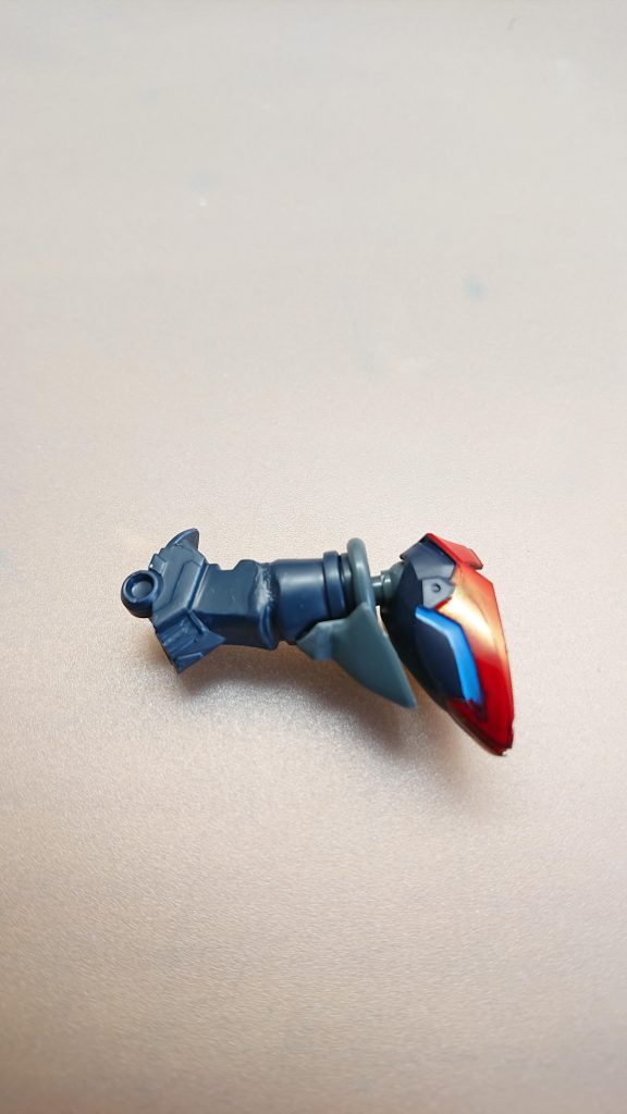 両足の延長はSDガンダムバルバトスルプスレクスの脚部を加工して延長後は紺色の塗料で筆塗装