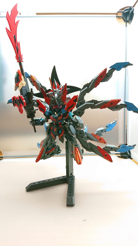 佐助デルタガンダム九尾蒼炎の装背中の九本の尻尾が展開して青い炎の模様の尾が出た形態この尻尾を見た相手は強制的に幻術に掛かり精神が未熟な者、何かに頼るような者は幻と現実の区別がつかなくなってしまい戦闘不能になる但し強靭な精神を持っている戦士は自力で目を覚ますことができる