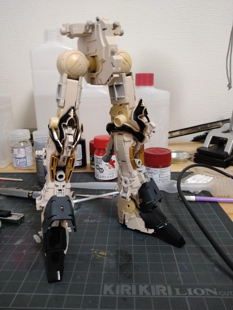 中身です。フレームの露出が高いMSでまたやるかもです。今回は金色も何色か試しました。次はもう少し肌を綺麗に塗ろうと思います。