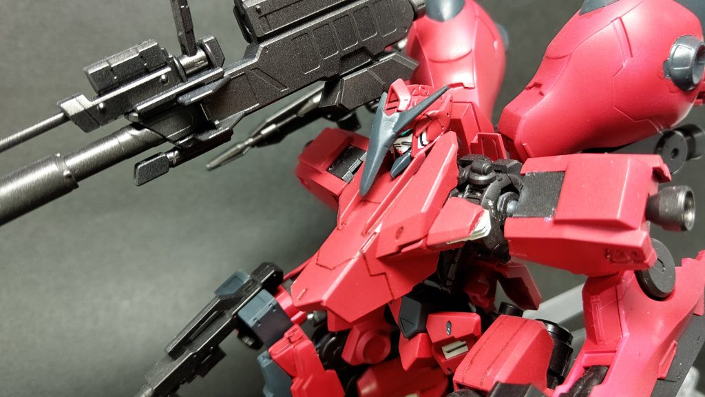 肩幅を広くするためエイハブリアクターを両肩に増設。胸はバルバトス第5形態の胸アーマーで前に目立つように。頭部アンテナと顎周りもパテで前に主張。