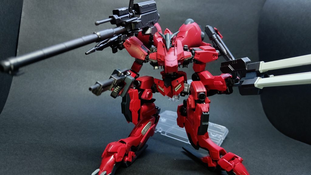 材料はバルバトス、ルプスレクス、グシオンリベイク、シュバルベグレイズを。ACっぽくするために前後と横に広くなるよう改修しました。色はACにバルバトスに似た名前の機体がいたので、それを参考に。