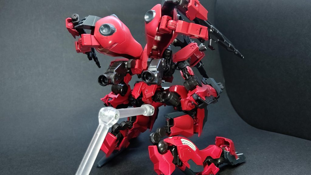 バックショットは全然ガンダムっぽくないですね、これはうれしい。肩の滑空砲は増築したエイハブリアクターから着けて、グシオンリベイクのバックパックのサブアームに武器を持たせて装備数を増やしました。シュバルベグレイズのブースターもいい感じ。