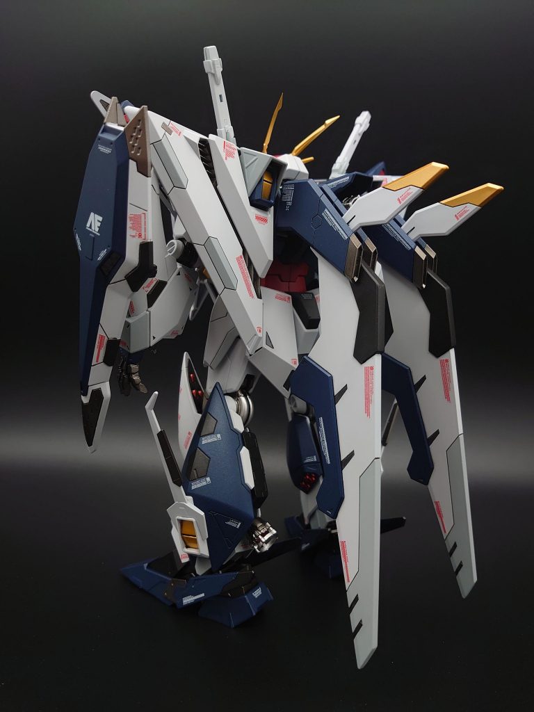 ミノフスキーフライトでの初の単独飛行可能なMSということでユニットまわりは注意書きぽいデカール多めにしています。