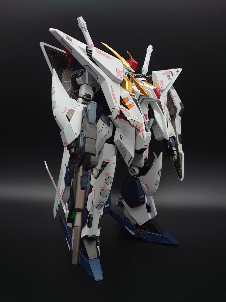 ビームライフルの後ハメ加工は自分のレベルでは無理だったのでマスキングで塗り分けしました