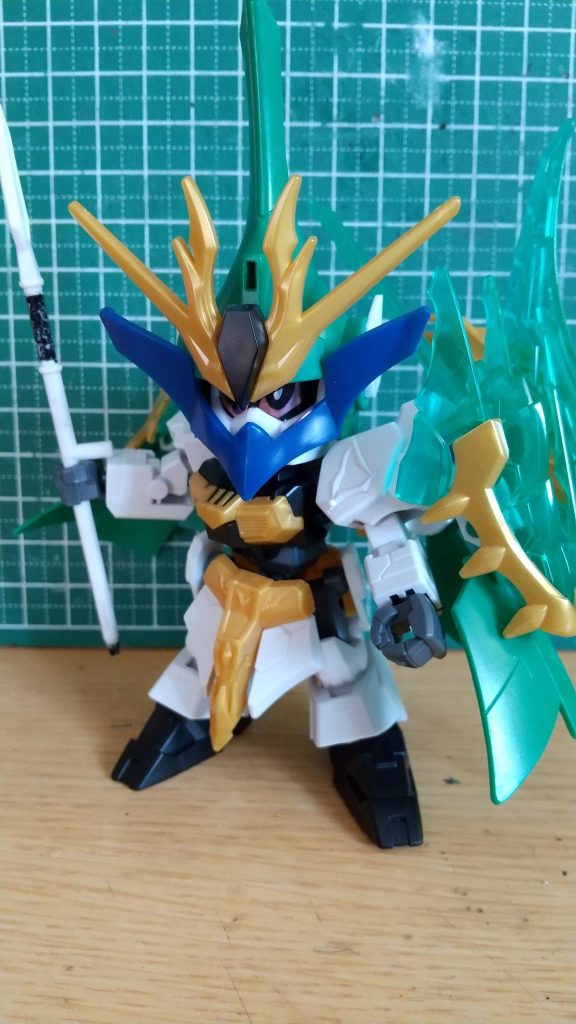 改造は頭部に関羽νのパーツを取り付けるように穴を開け加工(本来の金メッキが施されたクチバシのようなパーツのジョイント穴は塞ぎました)大角の廃止し、鋭い鳥の翼をイメージしてプラ板で製作青い鳥のクチバシのような形のマスクは少し上に取り付けるように両肩のクリアパーツの龍頭に迅風のマント肩横パーツをプラ板で厚みを出し、その厚みで龍頭裏部にハメているだけとなっています