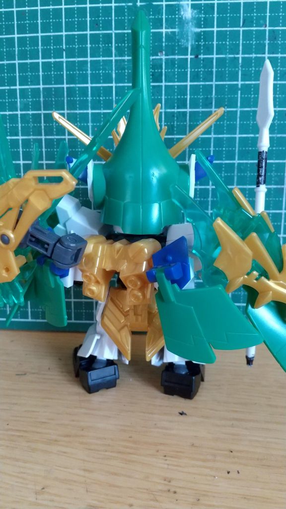 背中のマント状の翼は迅風の両肩アーマーの肩後部のマントのジョイントを切り出し、バックパックにプラ板で増設した部分に取り付け、少し角度を調節できるようにしました(こちらのマントパーツは、最初どこに取り付けようか悩み、本来の迅風と同様に肩後に取り付けようと、左肩後の装飾を削って消し、接続しようとしましたが、可動が制限される為 バックパックに変更しました)バックパックのフィンファンネル風のパーツを繋げるクリアパーツだと長い為、コトブキヤのジョイントを使用しました