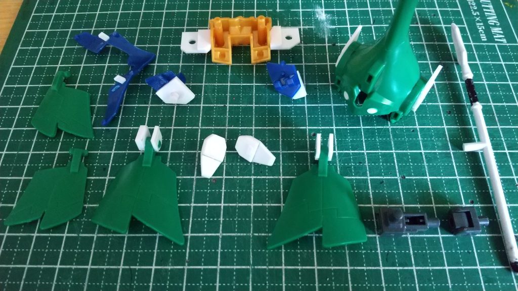 フトモモ横に取り付ける両サイドのスカートアーマーはプラ板で製作使用したシールは迅風の瞳と胴体 胸パーツ下部の赤いシールのみ