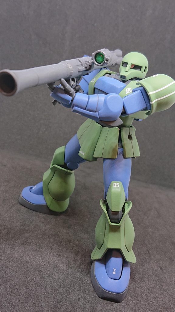 バズーカを構えて。スコープにはグリーンのHアイズを