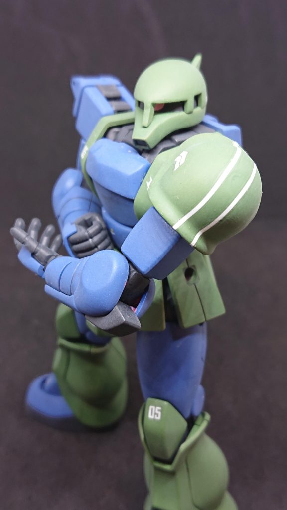 定番のショルダータックルの構え❗