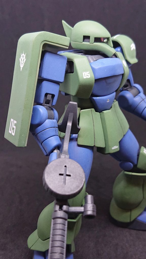 右肩のフックパーツを外せばシールドも装着可能。