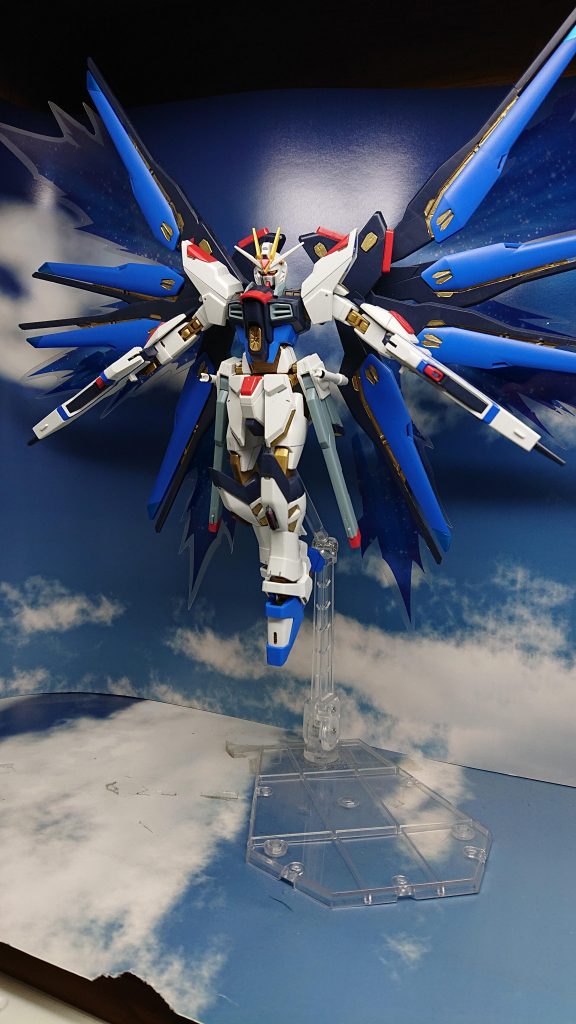 HGCEのストライクフリーダム（後ろのエフェクトは一般のには付属しません）ホント・・出来が素晴らしい！SEED DESTINY放映当時に販売して欲しかったw旧HGのように一般販売でもエフェクトパーツ付けてくれればパーフェクトだったのに。