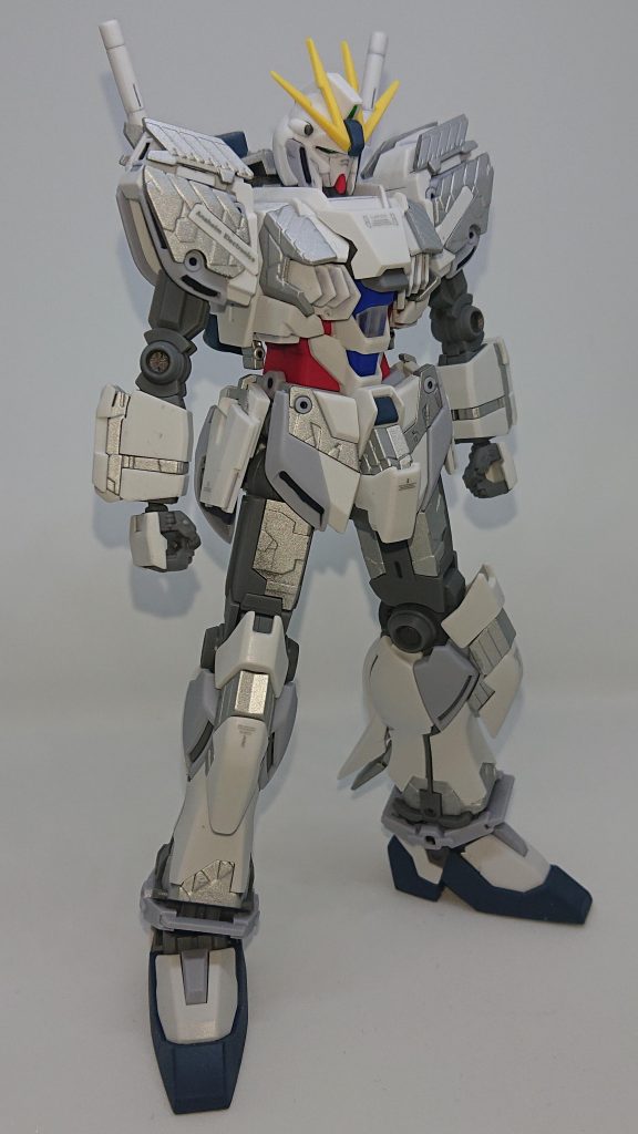 赤く派手なサイコフレームは私好みではないので、あえて発光前の状態にしました。クリアレッドのパーツはランナー吹きでシルバーに塗装。手間をかけないようにしました。ゲート跡はガンマカのシルバーでリタッチでごまかし。