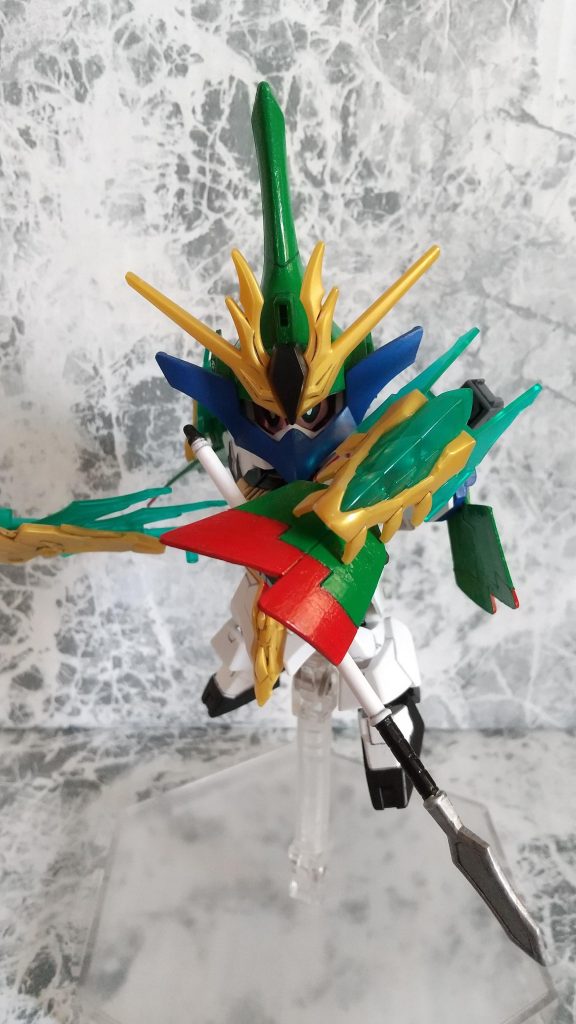 肩のマントはある程度可動するので防御中のポーズや羽ばたいた感じのポーズも可能