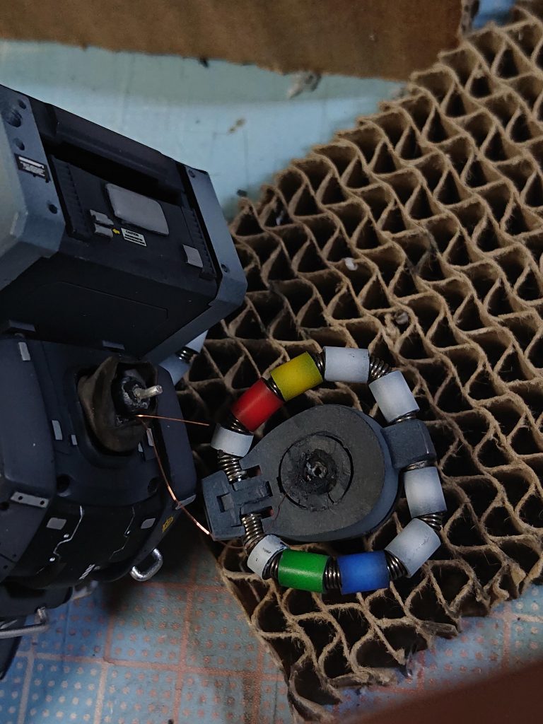 最後の最後で、モノアイが断線😭😭😭😭😭修正不可能な壊れ方、製作期間的にも諦めるしかなく、泣く泣く切断。★おまけ★機体設定についての妄想はインスタにダラダラと載せております🤣『機体をゲーム機にすれば乗りたがる奴増えんじゃね⁉️』『ついでに操縦もコントローラーにしちゃう⁉️』『ちなみに、版権は大丈夫⁉️』広がる妄想ジオニック思考🤤ただのおまけですが、他にも画像載せてるので良ければ見てくださいませ🤣