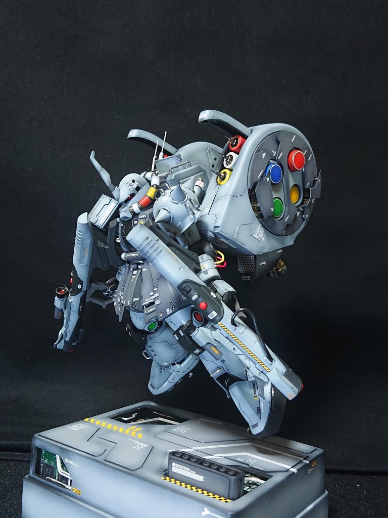 ザク、飛ぶ❗台座の手前にある端子はコントローラーの接続端子❗差し込むと『カチッ』って良い音がなるやつ❗