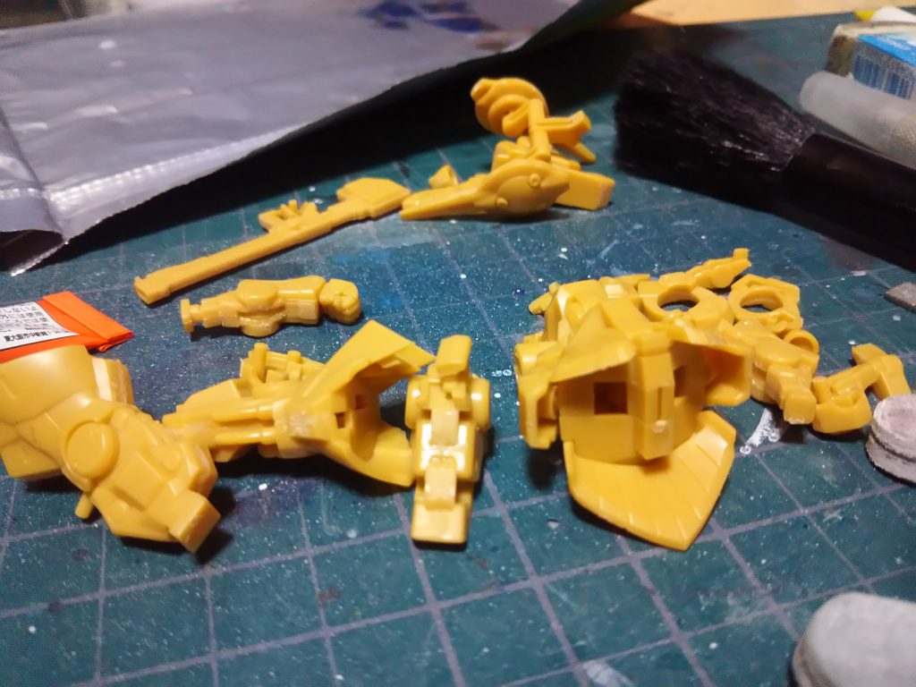 流し込みで接着しつつ、瞬間接着剤で合わせ目消し。サフ、塗装、デカール、トップと普通に作りました。