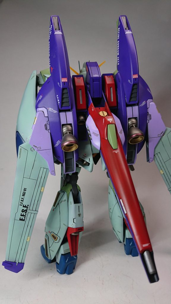 バックパックは思い切ってラベンダー色を追加しています。