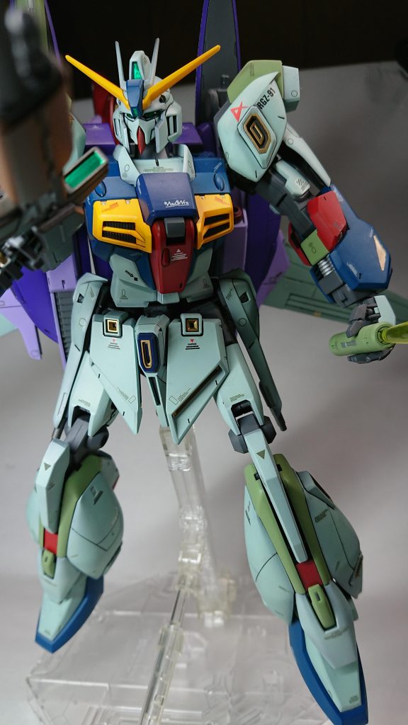 スラスター類はメタリックカラーに色を変えてます。