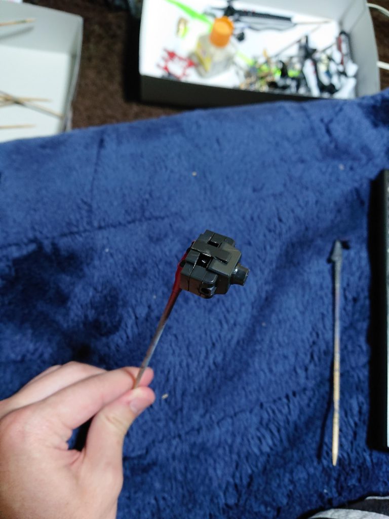 バックパックの加工途中です。バックパックはラヴファントムのものを使用。ハイパージャマーを差し込むため、穴をあけ、空けた部分を穴埋めするため切り欠いたパーツをそのまま蓋として使ってます。