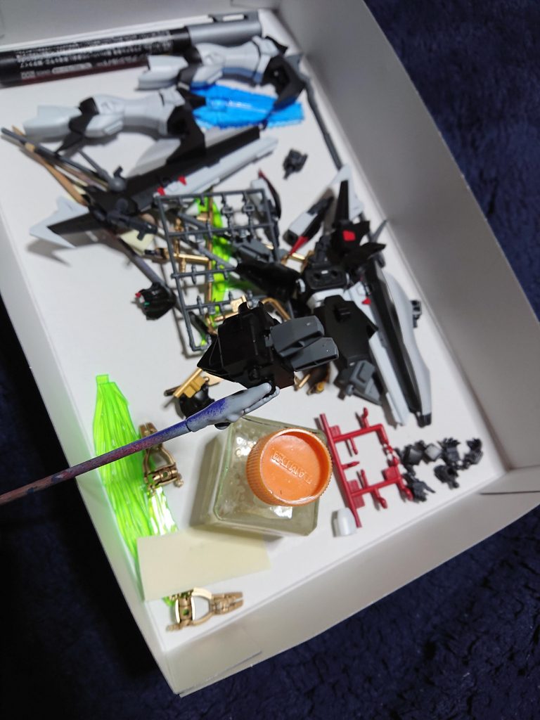 ここだけは接着剤を使用していますが、他はミキシングビルドでそのままパーツを使っています。