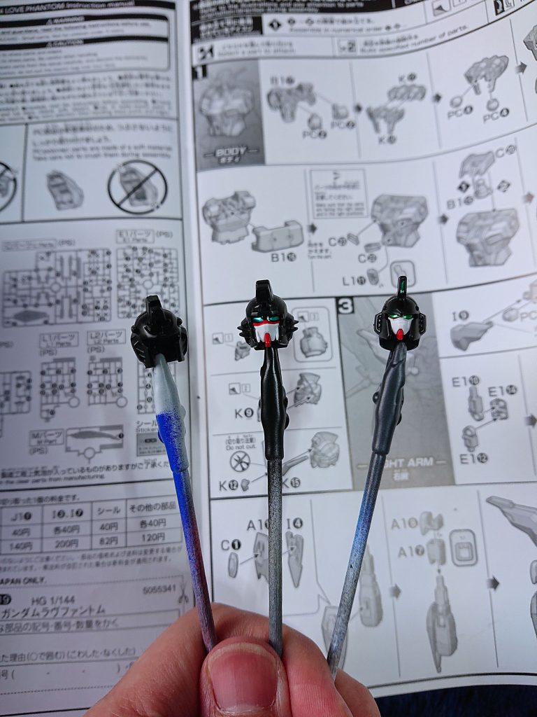 頭部はデスサイズか、ラヴファントムか、ラヴファントムについていたストフリの兜を使うか悩みました。