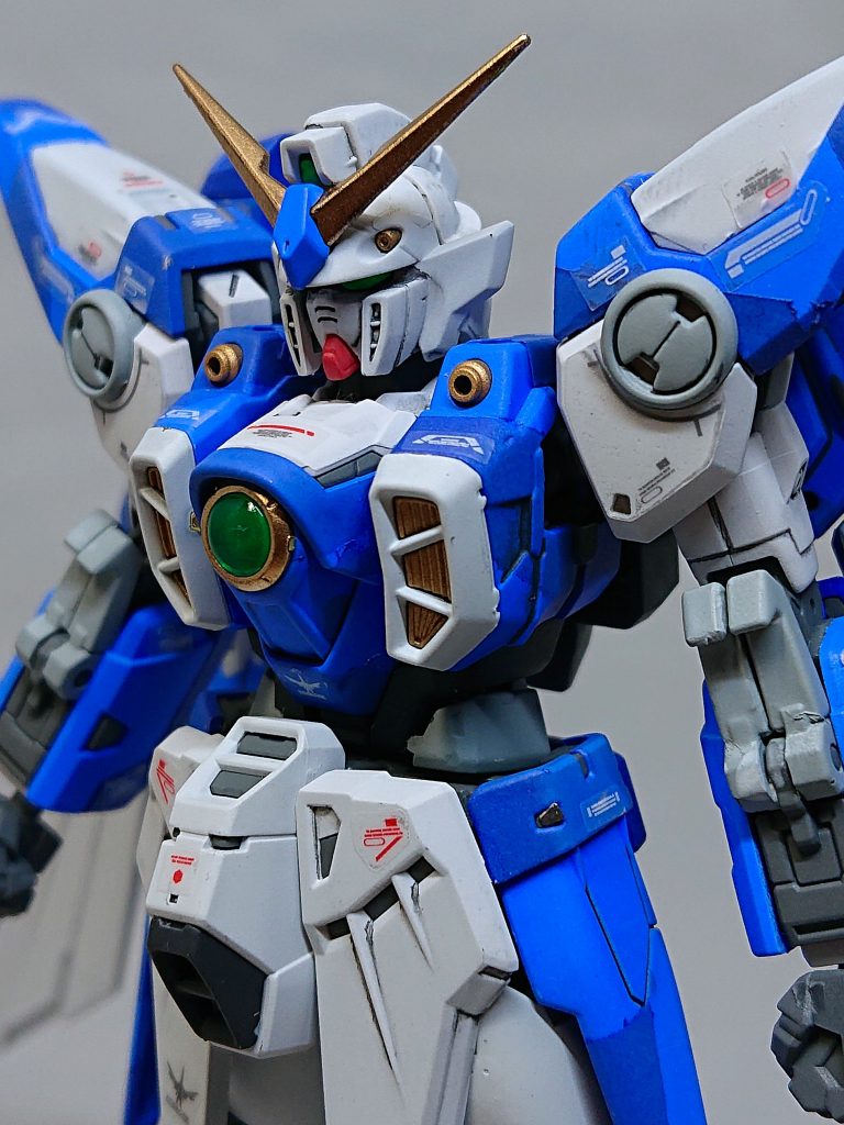 ブルースプリッターをメインに据えるため、赤・黄色を極限まで削りましたが、敢えて口の赤、頭部アンテナの黄(ゴールド)をそのままにすることで、デカール類の赤と相まって冷たすぎらないようにしています。