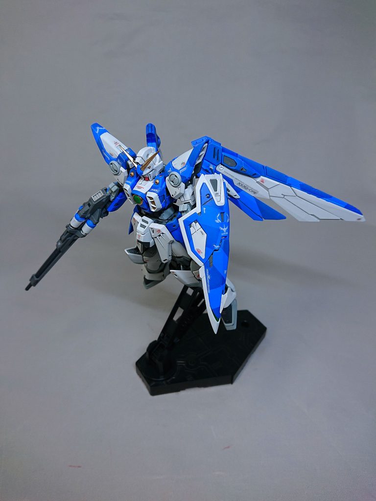 缶スプレーだけでスプリッター迷彩を再現出来ないか、とあれこれ試行錯誤してこの形となりました。カメラの精度が良すぎるのか、実物よりもだいぶ彩度(色の鮮やかさ)が強いですけど、割と良い感じに青の濃淡になってくれています。