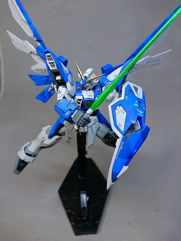 シールドを折り曲げるとビームサーベルが自動でポップアップする仕組みはカッコよくて好きです。