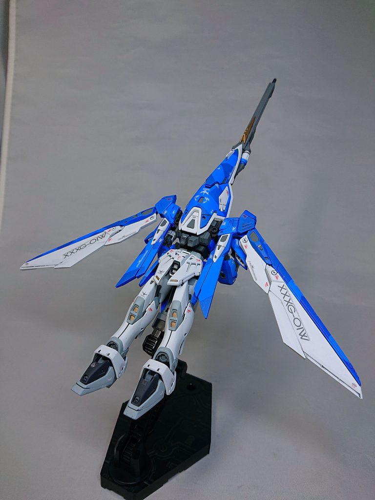 バードモード。シンプルな変形ということもあって変形し辛い個所はなくRG(1/144)の小型さでも不自由なく遊べると思います。