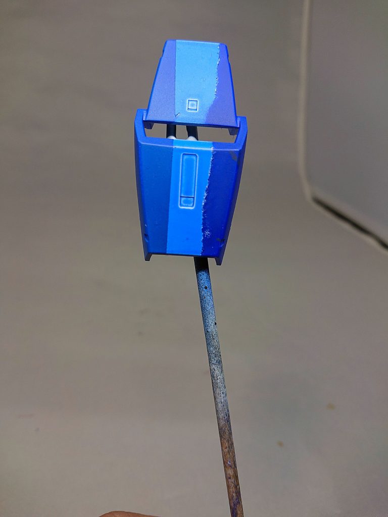 今回のテストピースです。左からブルーヴァイオレット(タミヤ)の上からMSライトブルー、MSライトブルーのみ、ブルーヴァイオレット(タミヤ)のみとなっています。 ブルーヴァイオレットの上からライトブルーを吹くことで色調が近くなってくれたのではないかと思っています。