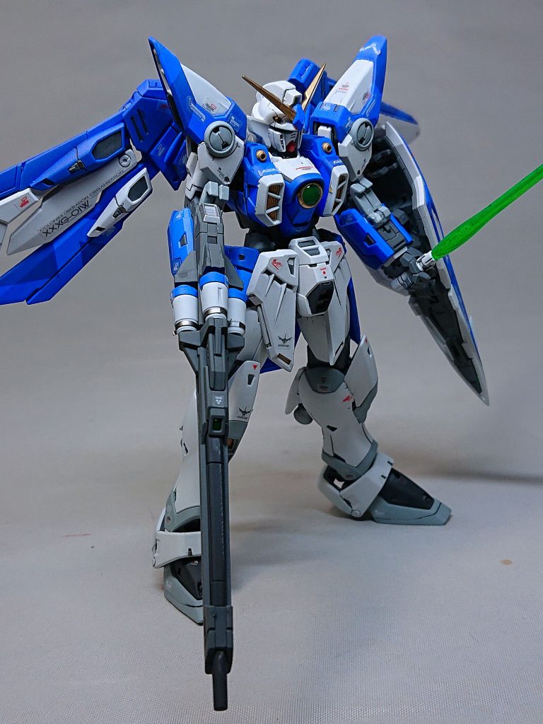 カラーレシピです本体白:ガンダムカラースプレー・MSホワイト本体灰:Mr.カラースプレー・明灰白色(三菱系)本体濃青:ガンダムカラースプレー・ライトブルー⇒タミヤカラースプレー・ブルーヴァイオレット本体薄青:ガンダムカラースプレー・ライトブルー本体赤:ガンダムカラースプレー・シャアピンク本体金:Mr.カラースプレー・ゴールドフレーム:Mr.カラースプレー・ニュートラルグレーフレーム(濃):ガンダムカラースプレー・MSファントムグレーセンサー類・ビーム刃:Mr.カラースプレー・クリアーブルースミ入れはタミヤの市販のスミ入れ塗料(グレー)です。今回はZplus(ブルースプリッター)の淡い感じを意識したので青パーツもブラックではなくグレーでスミ入れしています。