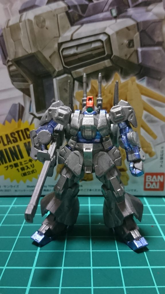 関節、パイプ、各バーニアはガンダムマーカーのメタバイオレットの筆塗り🖌️カメラはメタグリーン、頭部バルカンカバーはメタレッドで塗りました🖍️