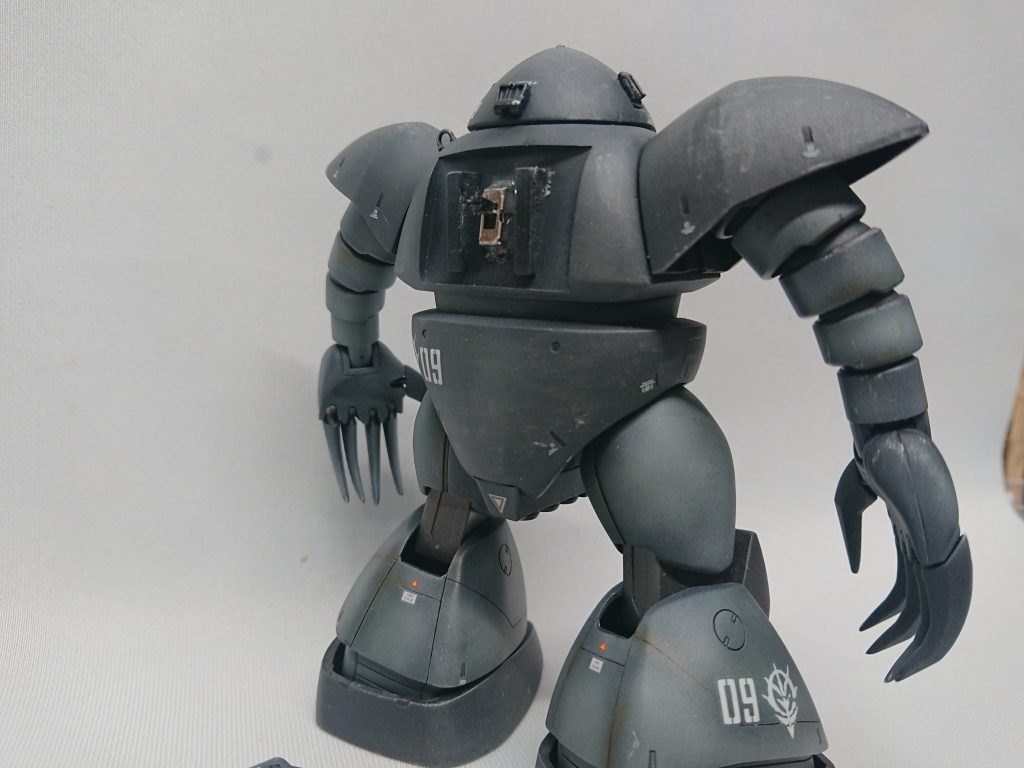 電飾のスイッチはバックパックの下にあり〼電源は腹部に格納