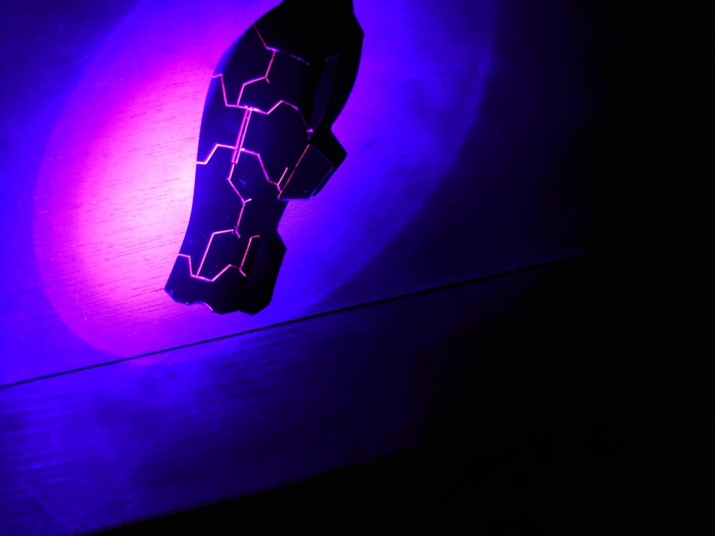 びこーん。蛍光レッドとシルバーがいい感じに配合できず苦労しました。ピンクになっちゃう。