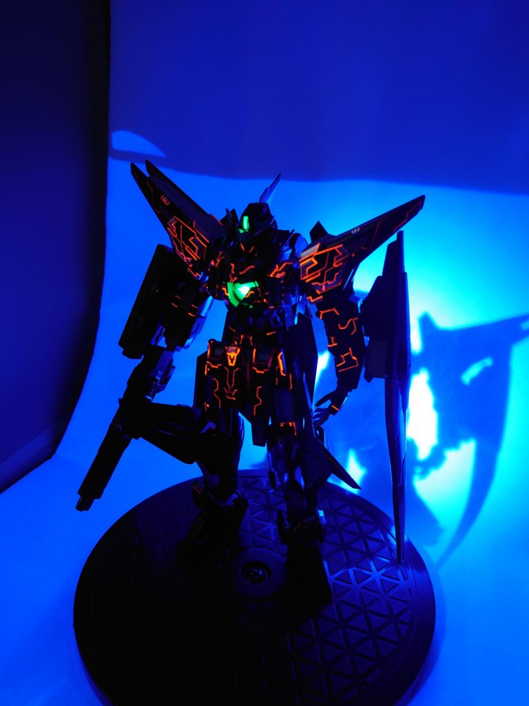 あと、スミ入れに蛍光レッド+シルバーを流したので、光ります！個人的には大興奮（笑） 