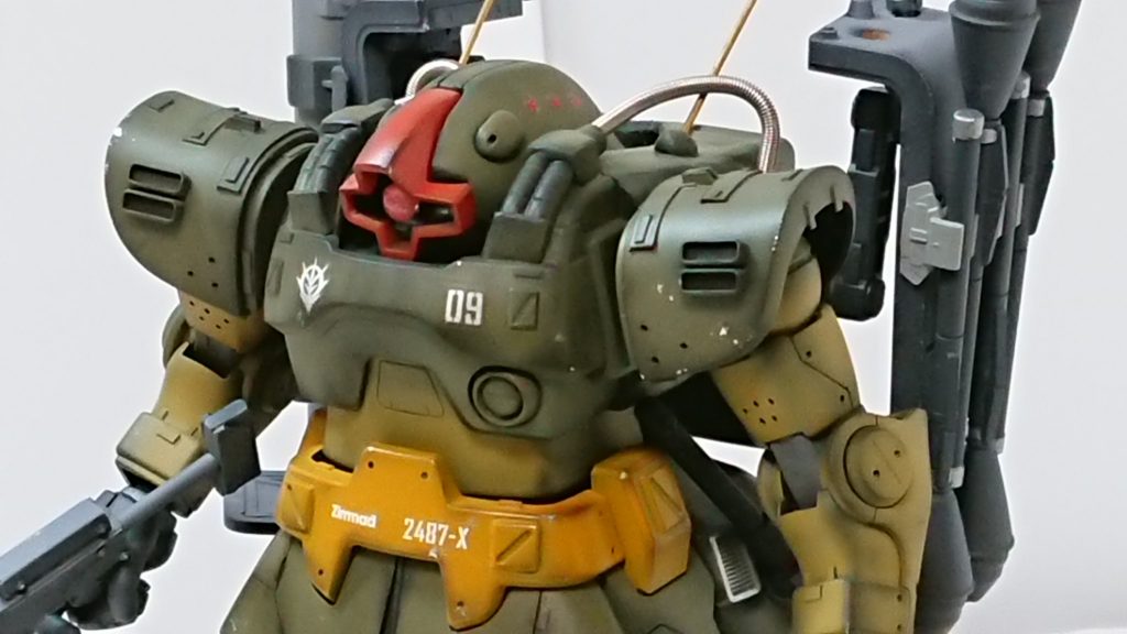 ジオン残党軍所属の機体。「中佐」なる人物専用のカスタム機で、一般仕様のドワッジとは異なる点が多い。推力強化やプロペラントタンクの増設、武装マウント用のサブアーム追加などで重武装化されており、ジェネレータの強化に伴って排熱機構も各部に設けられている。パイロットは一年戦争時代からドム系の機体を駆り同系列の機体を率いた遊撃部隊の隊長だった経験がある。地上戦のエキスパートとして名を馳せ、戦後も各地より逃避してきた残党を纏め上げ海賊行為を主とする潜伏生活を行った。