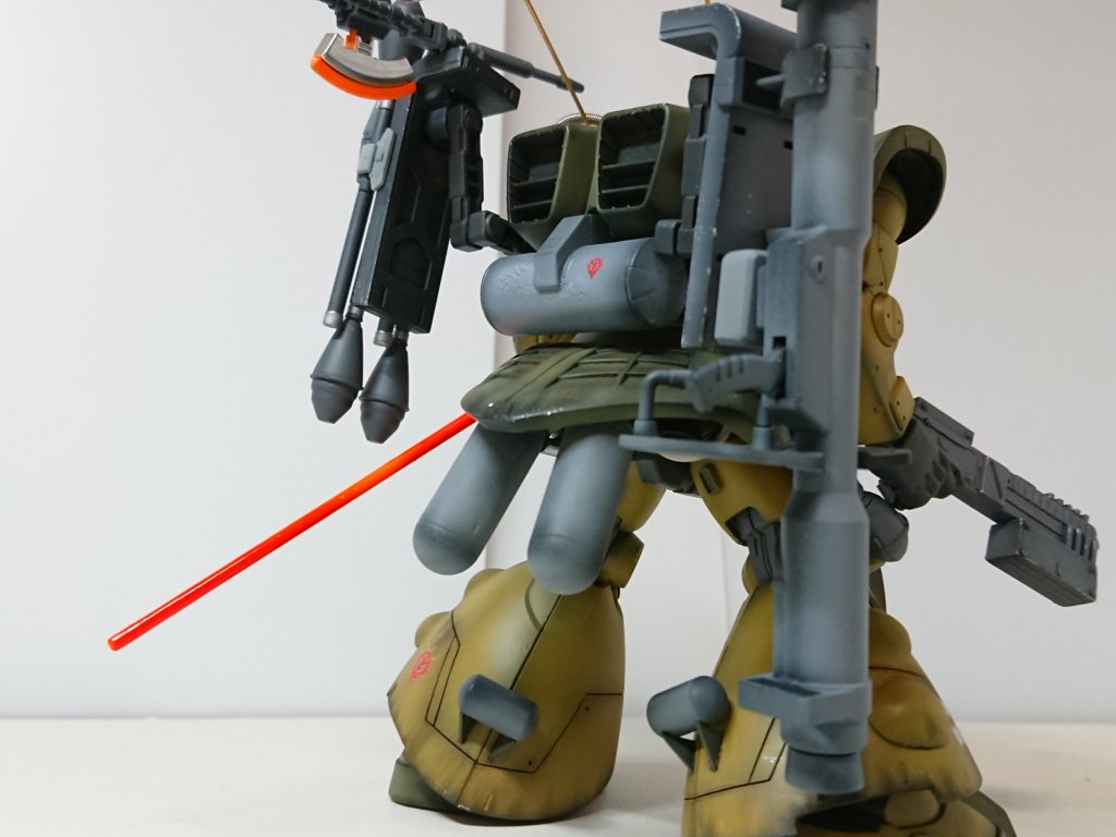 バックパックにはサブアームが追加され、ザクのシールドを介したウェポンラックとなっている。ヒートトマホーク、シュツルム・ファウスト、ラケーテン・バズなどが装備可能。リアアーマーには一般仕様には無いプロペラントタンクが追加