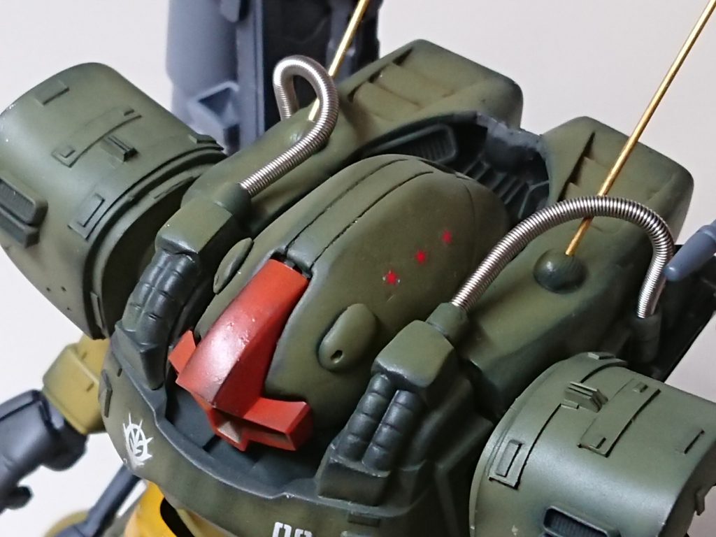 頭部可動域を犠牲に大型化した頭部にはセンサー類を納め、排熱機構を多数備える。