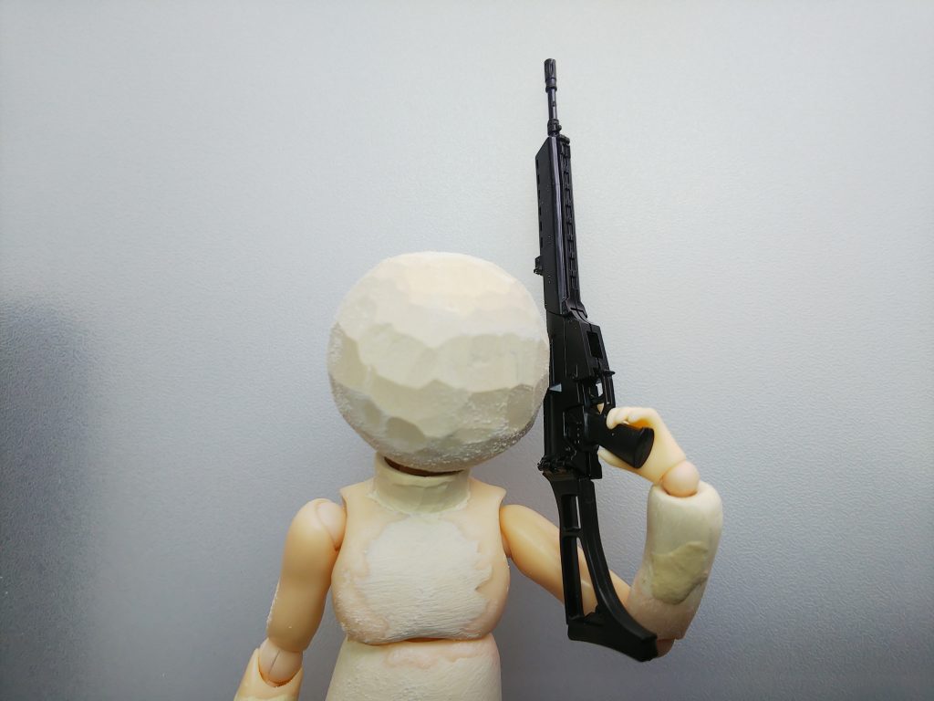 基本的にはホビーベースの素材君にエポパテを盛って作りました。頭部はエポパテの団子から削り出し。ここから考えたら我ながら頑張ったと思う