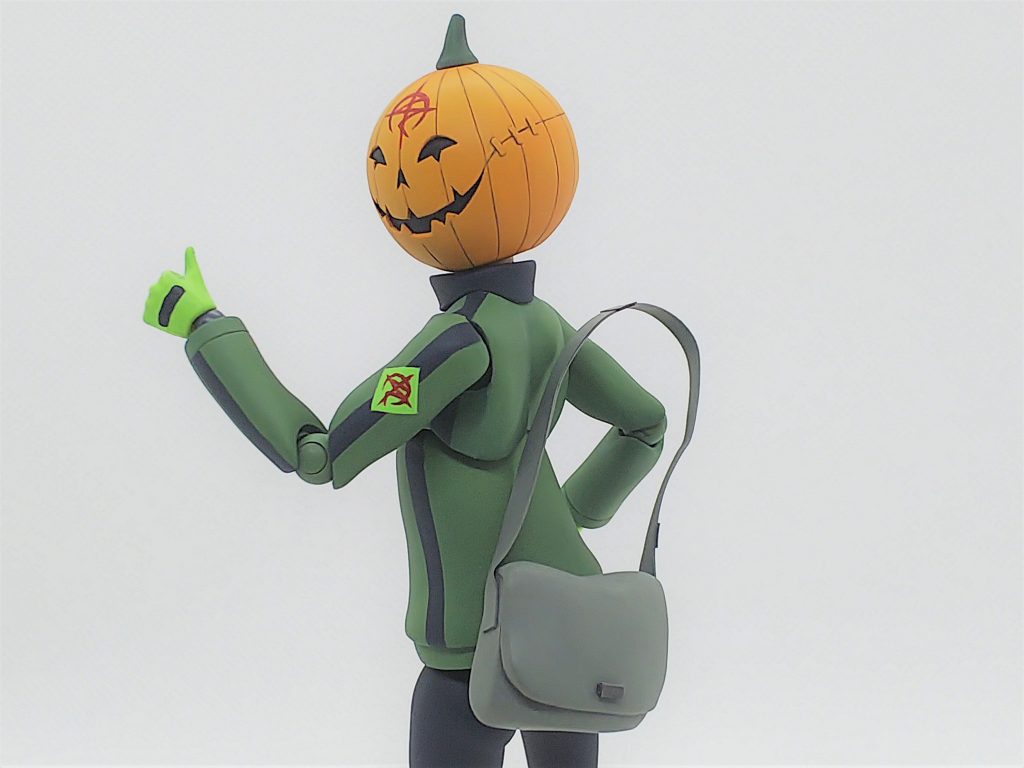 ここも重要な加工。背中とカバンに磁石を入れたので、このようにくっつく。カバンの位置が固定されるのでヒモがピシッと肩にかかり、たるまないのです