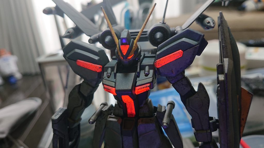 正式?撮影前にパチリ🤳ブラックライトが良い感じにあたり蛍光レッド部分だけが光っています。やはり自然光ベースの方が綺麗に撮れるような気がします☺️撮影環境も整えたいなあと思う今日この頃です。