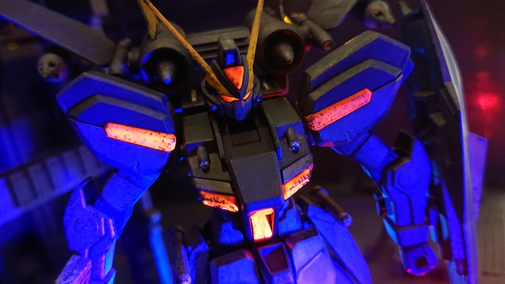 がっつりブラックライトを当てたらこんなことに!✨👀ティターンズ仕様みたいになりました。