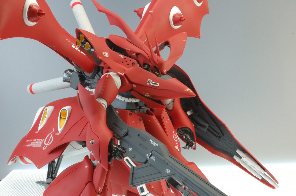 ビームトマホークをシールド裏に収め忘れておりますが、ちゃんとあります。前腕スラスター部分は開口し、右腕のシールドマウント用の穴は塞いであります。