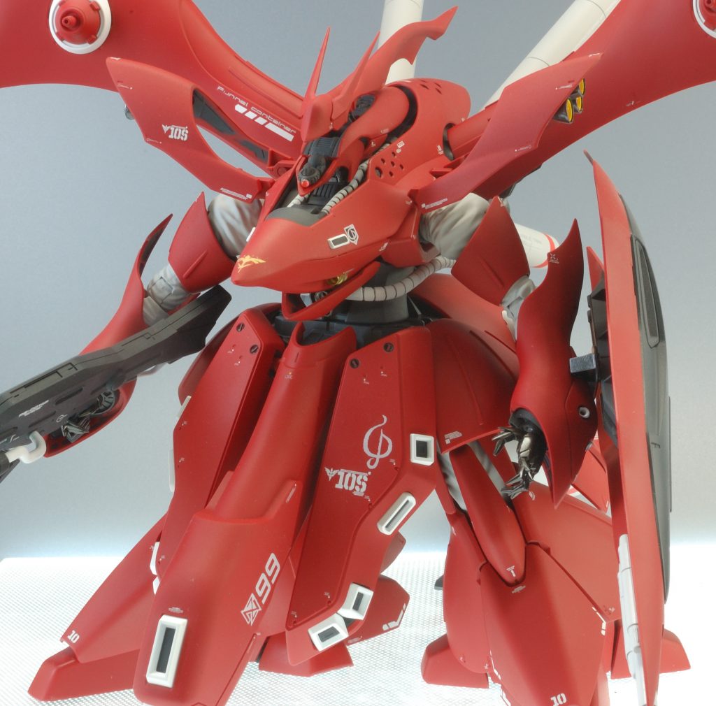 モノアイにはVCドームをセット。ハンドパーツは社外のシャープハンドに変えてます。