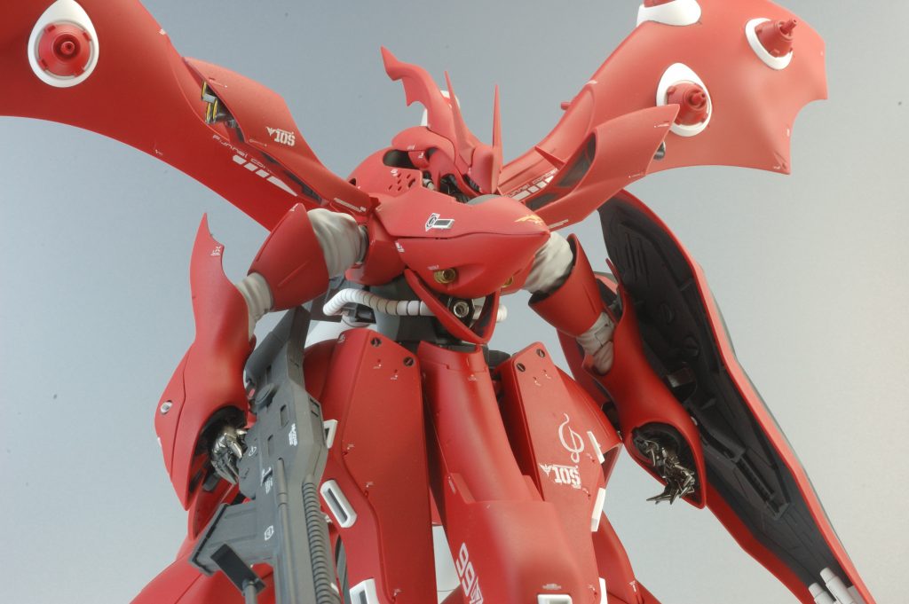 腹部メガ粒子砲と胸部バルカン砲は100円ライターをばらした時に出る金属パーツを使用しております。