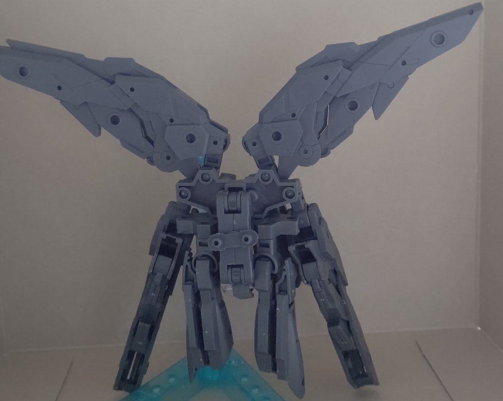 3mmジョイントや共通規格を使い、偶然出会ったGBNプレイヤーの機体を奪い取って暴れ回る。