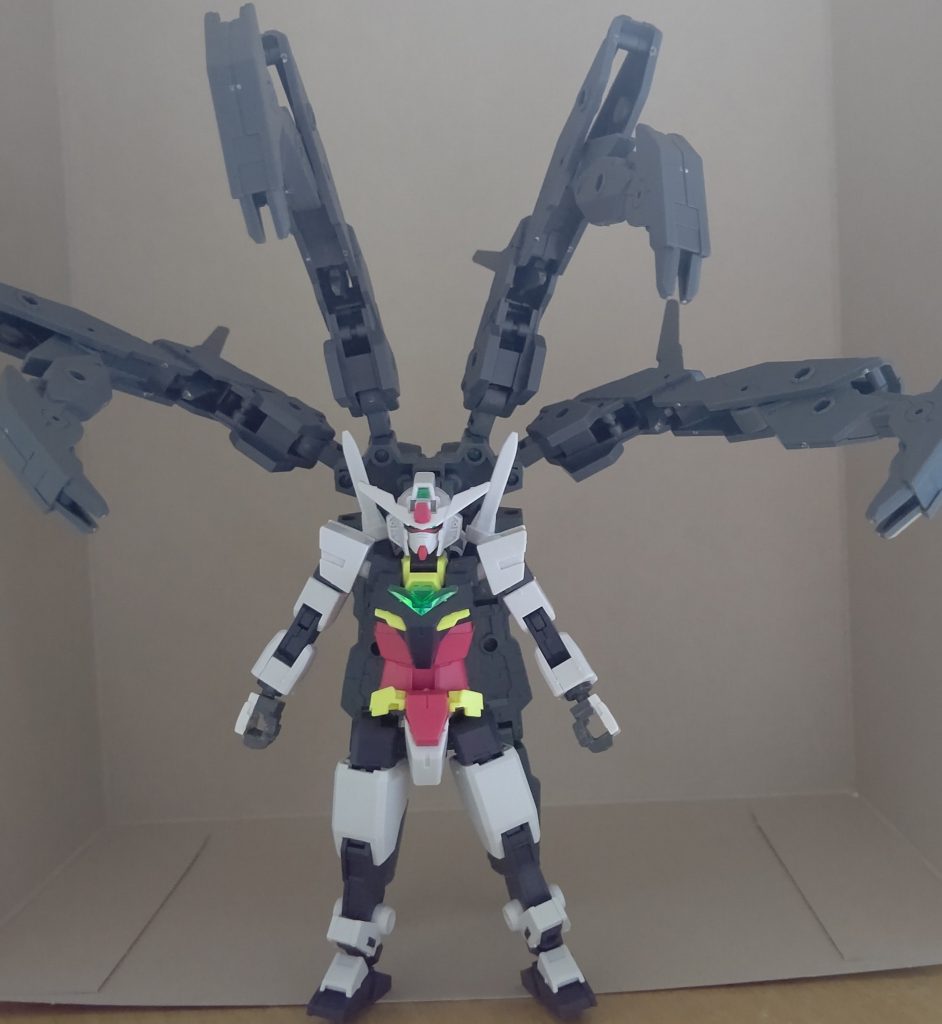 コントロールを奪った機体の武器の他にも、ウイングを展開した巨大な手のようなクローで激しく攻撃を仕掛けてくる。