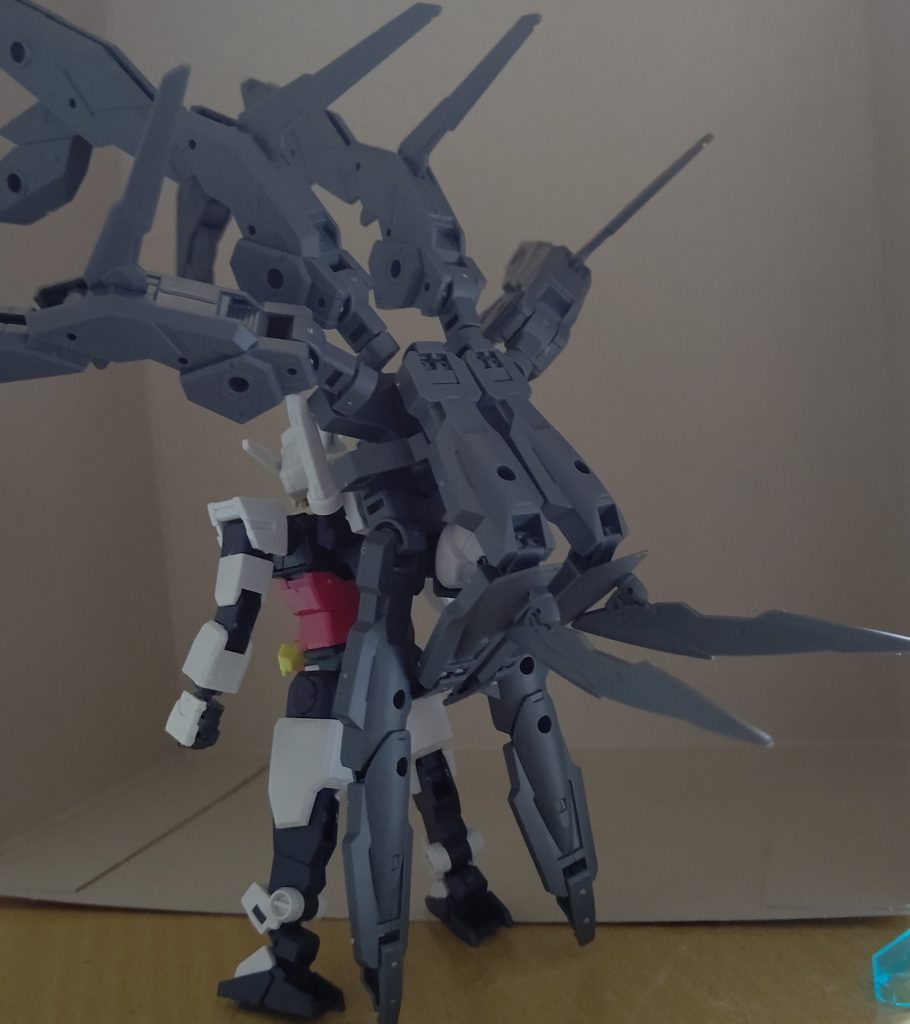 後ろから見た姿。小型クローを持ち上げると・・・