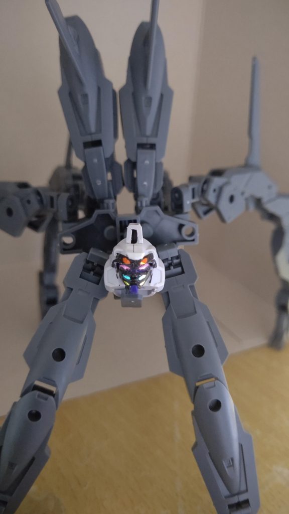 『なんだぁ? そんなに俺のイケメンフェイスが見てぇのかあ!?』背部には顔が隠されている。本来の眼の他に吸収した兄弟の眼が並ぶ異形の姿である。周りのパーツに合わせて色を塗ろうかと思ったけど、明らかに場違いなパーツが隠れている方が不気味かと思いそのままに。