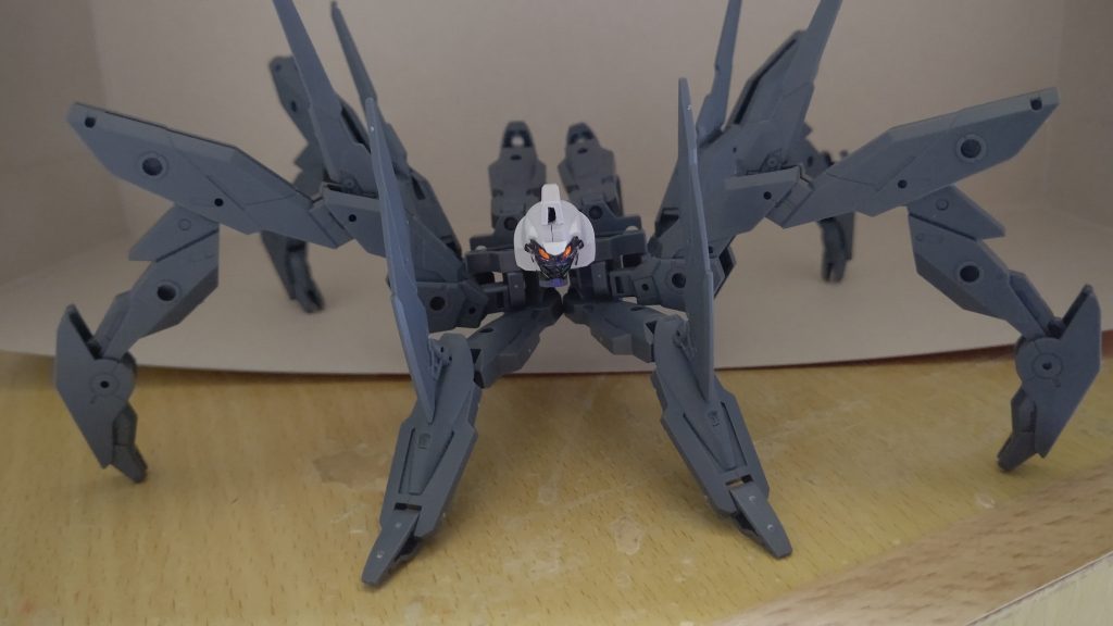 本性を現した姿。8本のクローと複数の眼を持つ禍々しいその姿は、機械仕掛けの巨大蜘蛛とでも言うべき姿である。